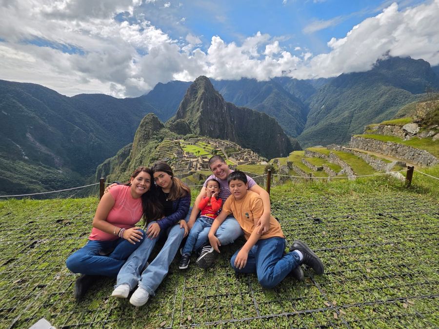 Familia en Machu Picchu