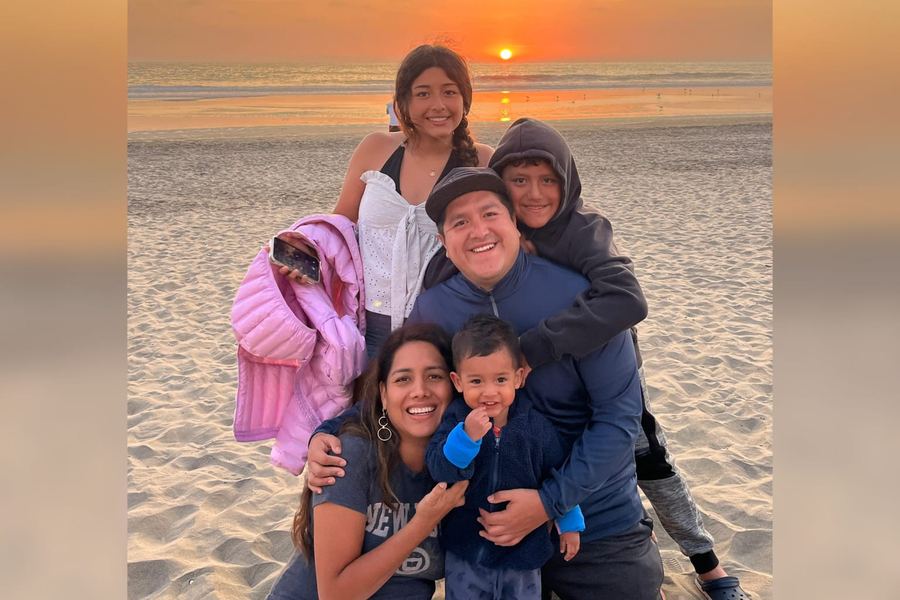 Familia en la playa al atardecer